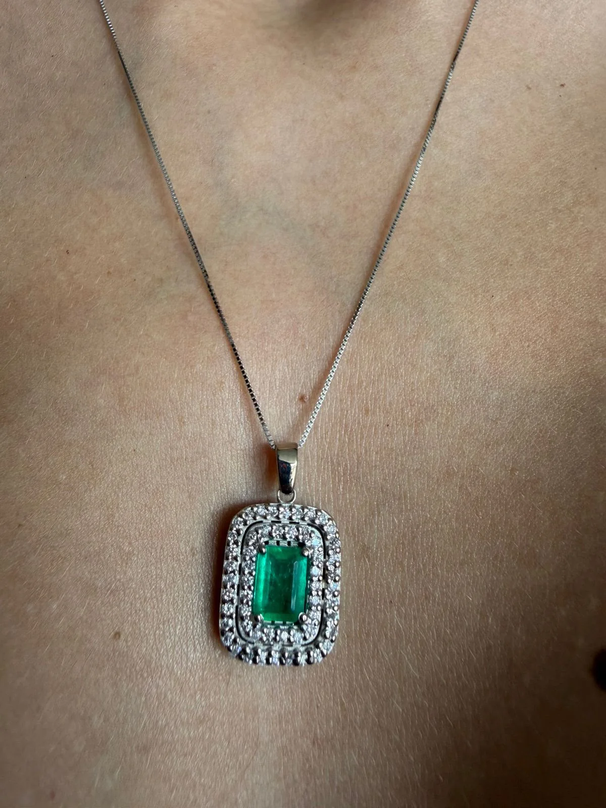 Dije Esmeralda Doble Halo